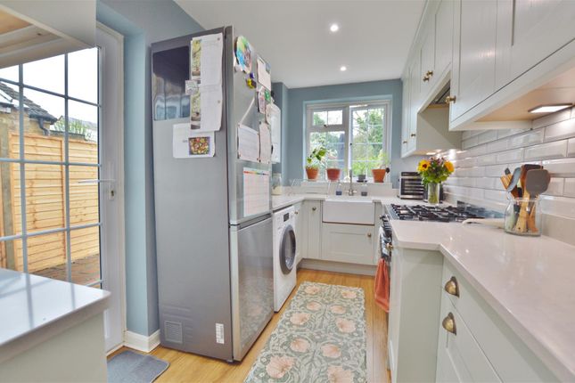 21A, Vale Grove, Slough photo 4