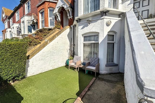 27 Castle Avenue, Dover photo 4