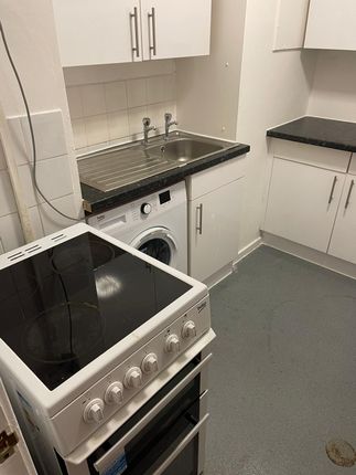 104 Longford Court, Belle Vue Estate, London photo 5