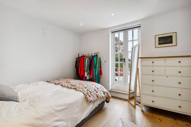 Flat to rent in Montrell Road, London