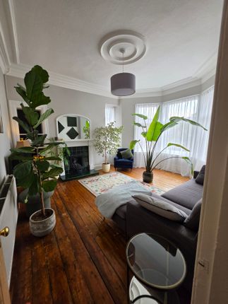1-bed flat on 104, Clarence Drive, Glasgow, £270,000