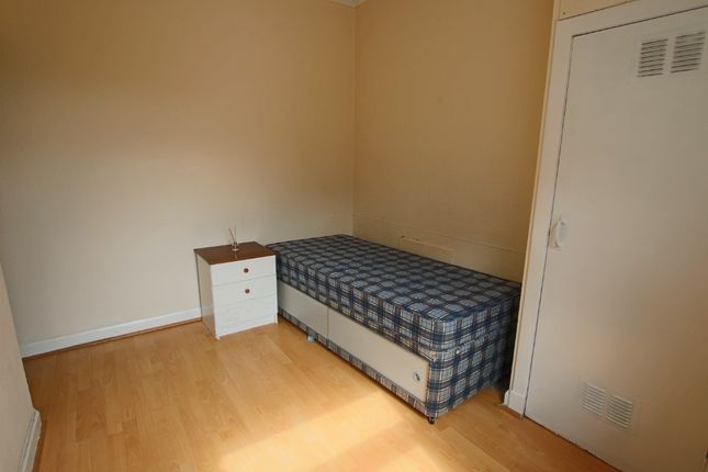 Flat to rent in Sibbald Street, East End, Dundee