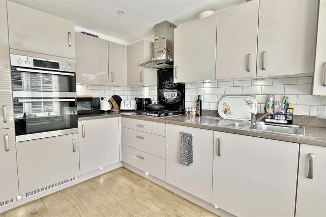 4, Nancy Blackett Avenue, Walton-on-the-Naze photo 3