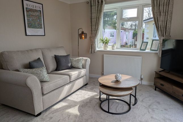 22, Holy Acre, Roydon photo 2