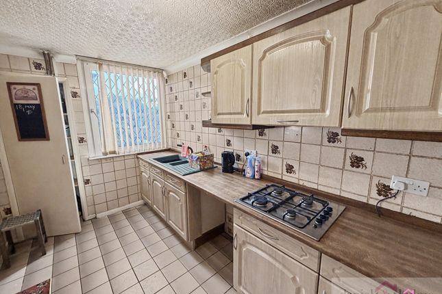 5 Swallow Croft, Leek photo 3