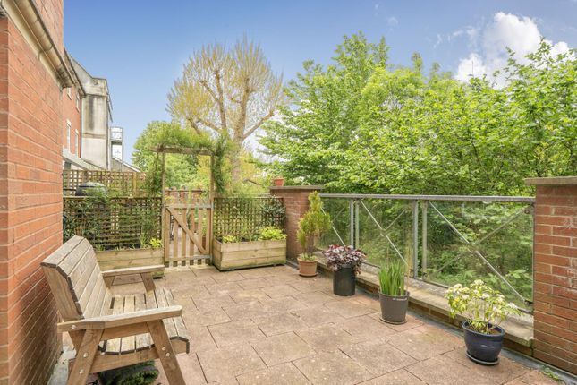 5, Mellowes Court, Axminster photo 2