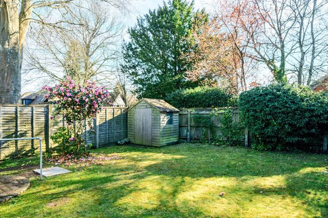 12, Farthing Fields, Bordon photo 2