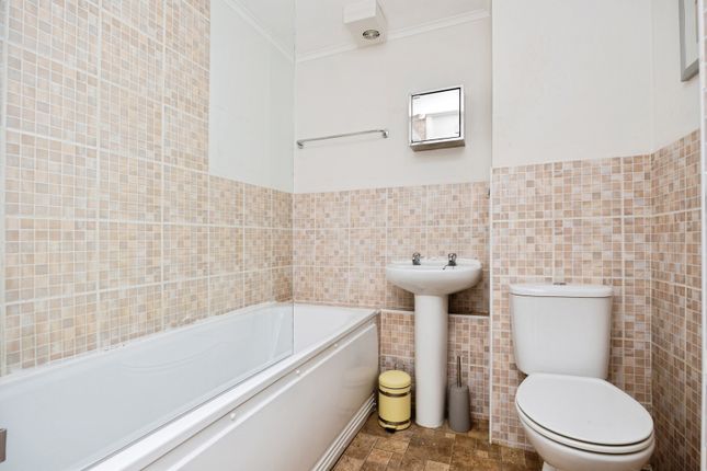 9 Lyn Court,, Ferndown Close, Surrey photo 4