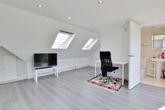 Thumbnail Room to rent in Coniston Road, Kings Langley, Hertfordshire