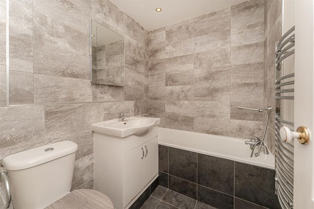 Thumbnail Flat for sale in Henry Close, Enfield