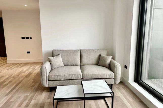 Flat to rent in Brigade Mews, London