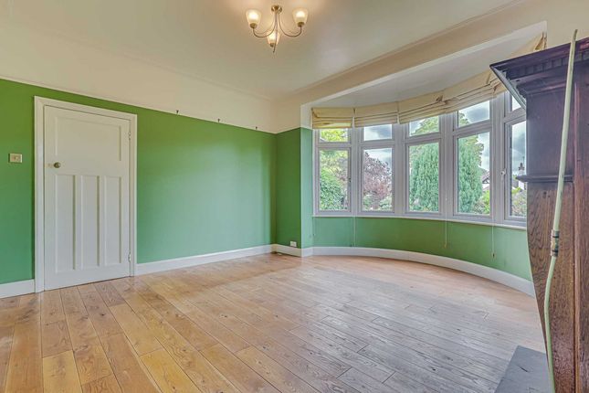 224, Thorpe Hall Avenue, Southend-on-Sea photo 4