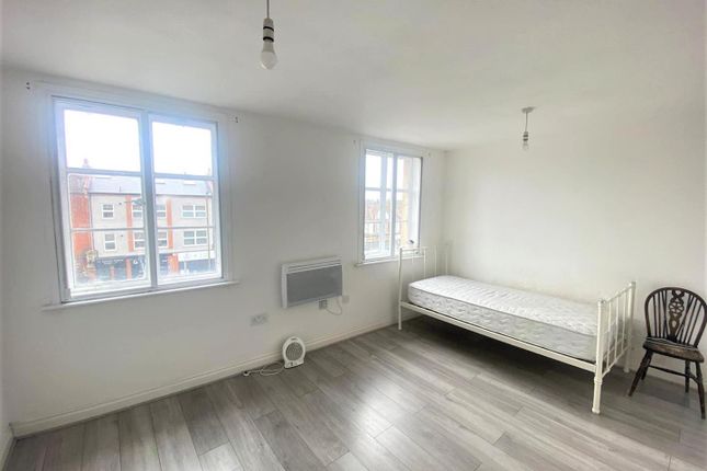 Flat to rent in Constable Close, London