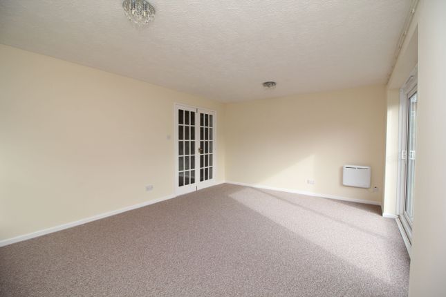 Flat to rent in Westmarsh Drive, Cliftonville, Margate