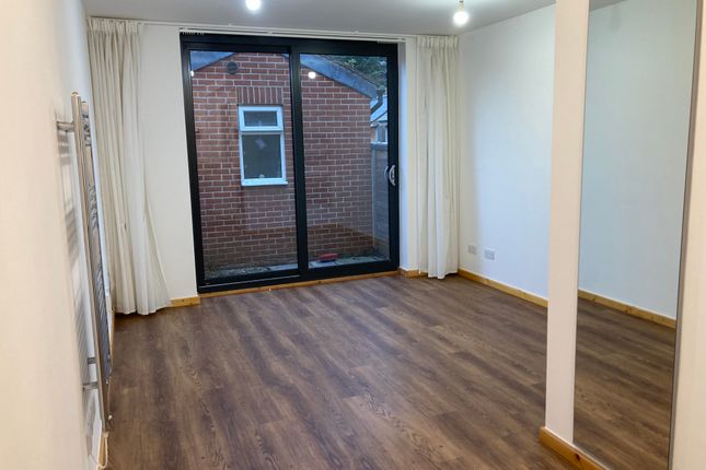 Flat to rent in Very Near Gunnersbury Crescent Area, Acton Town