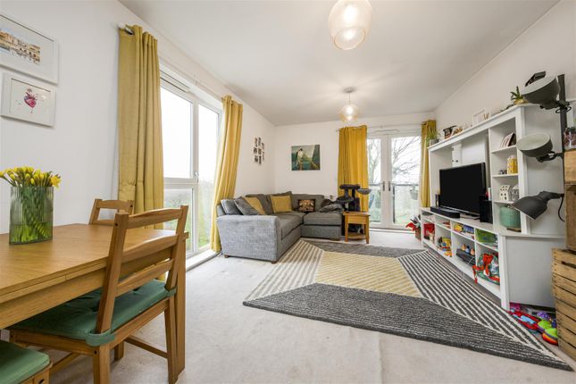 Flat for sale in Hunting Place, Hounslow