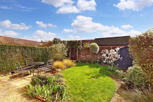 47, Horseshoe Crescent, Buckinghamshire photo 2