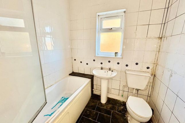 2 George Street, Bolton photo 3
