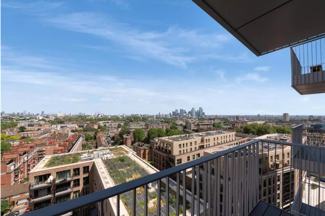 Studio flat on Jacquard Point, 5 Tapestry Way, London, £450,000