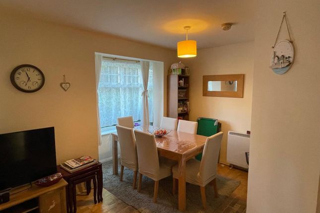 15, Nursery Gardens, Hounslow photo 3