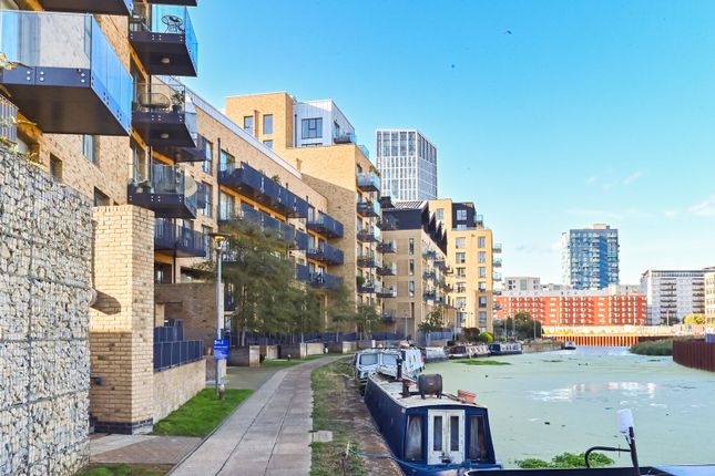 2-bed flat on Bolinder Way, E3, Tower Hamlets, £450,000