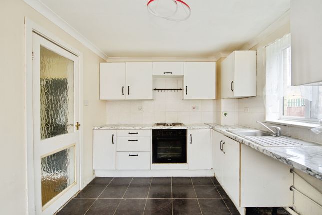 Flat 52/Willow Court, Spring Close, Dagenham photo 2
