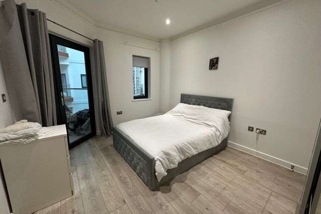 124, Edinburgh Gate, HARLOW photo 5