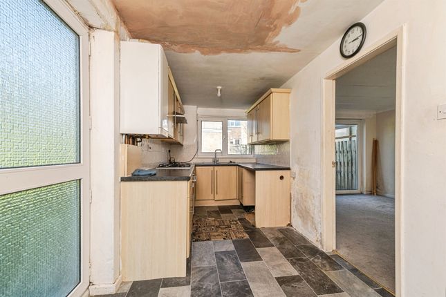 4, Delves Wood Road, Huddersfield photo 5