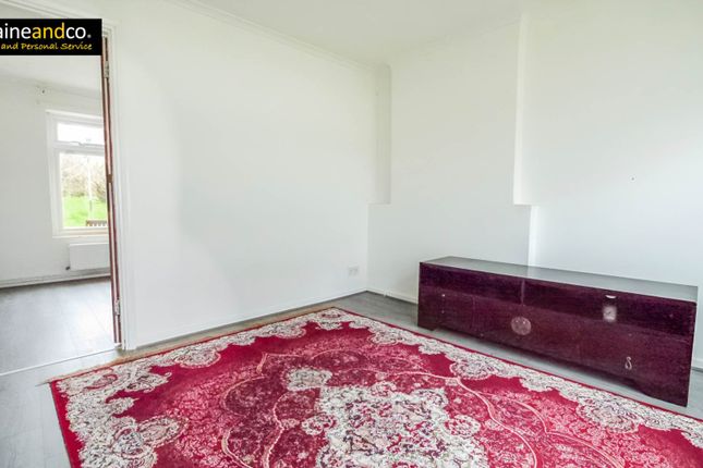 16, Spring Glen, Hatfield photo 3