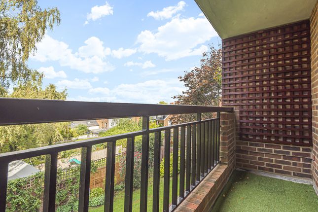12, Romley Court, Farnham photo 4