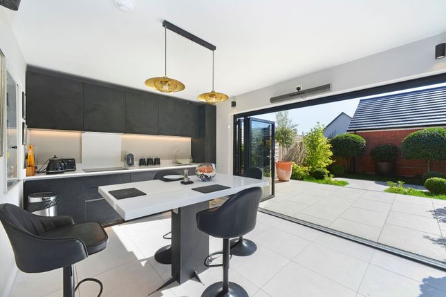 13 Exbury Crescent, Cranleigh photo 3