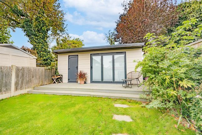 48, Henley Crescent, Westcliff-On-Sea photo 4