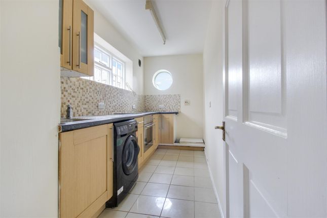 Flat to rent in Fyfield Road, Enfield