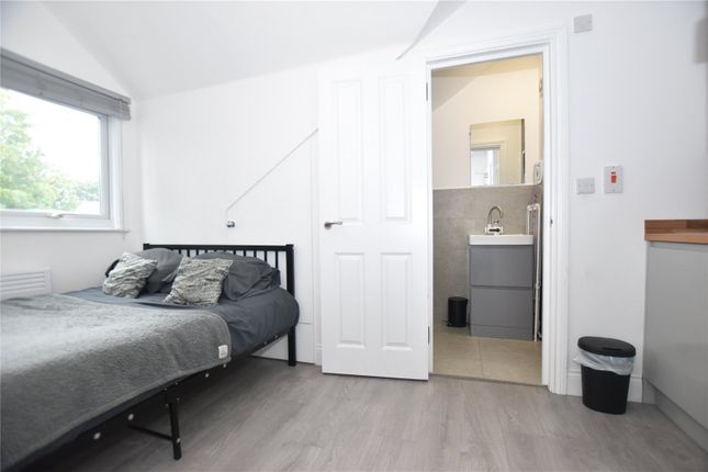 Studio Flat 5, 50, Kings Road, London photo 3
