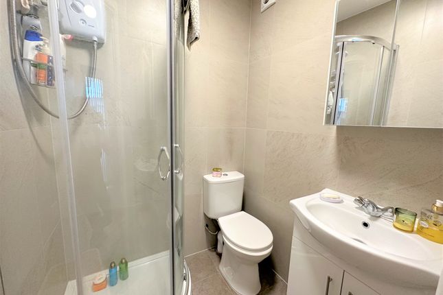 Flat 2, 2a, Antrobus Road, Chiswick photo 5