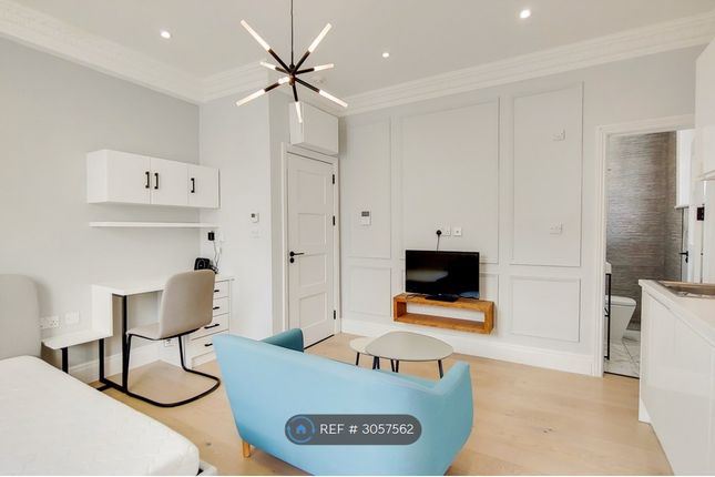 Studio flat on Westbourne Terrace, London, £2,450/mo