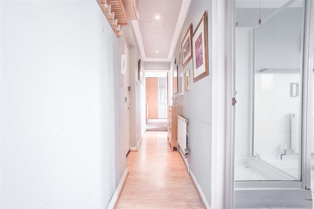 14 Barnes Court Durham Avenue, Woodford Green photo 4