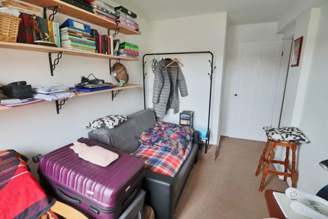 Flat for sale in Goodenough Way, Coulsdon