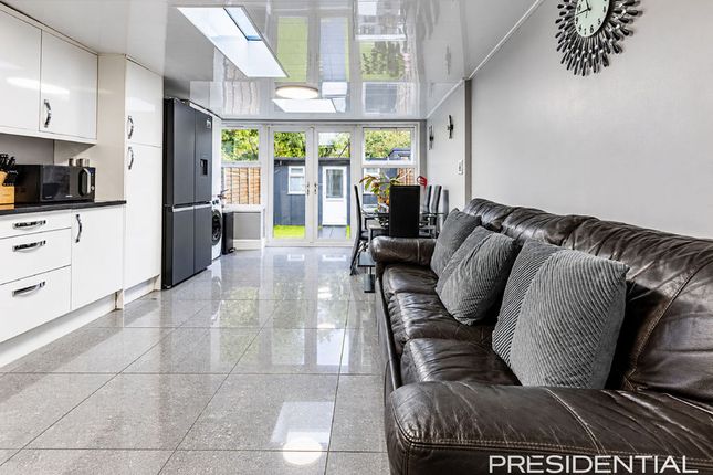 159 Skeltons Lane, London photo 2