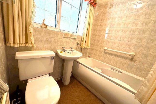 2-bed house on 8, Lutterworth Close, Worcester, £220,000