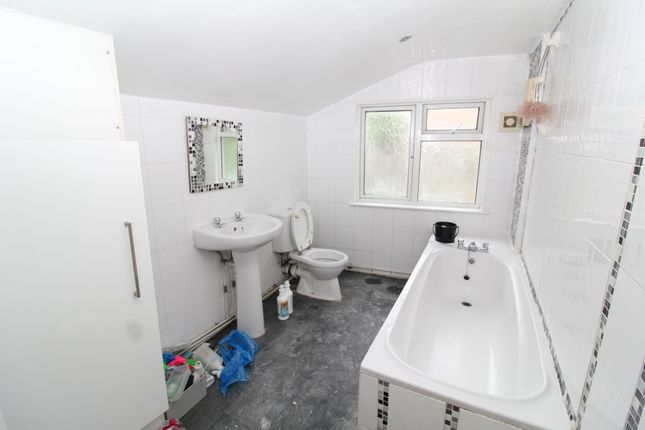 26, Beacon Hill, Bromley photo 4