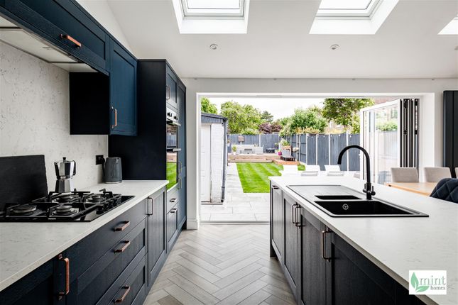 9, Holly Avenue, Addlestone photo 4