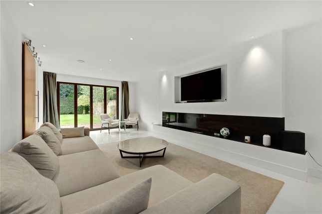 7, Warren Close, Surrey photo 4