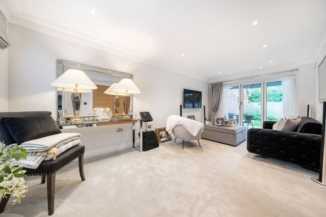 7, Walnut Tree Gardens, West Horsley photo 2