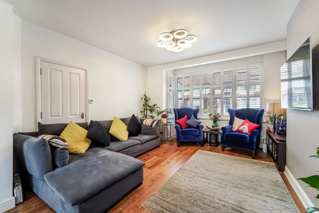 18, Meadow Close, Raynes Park photo 4