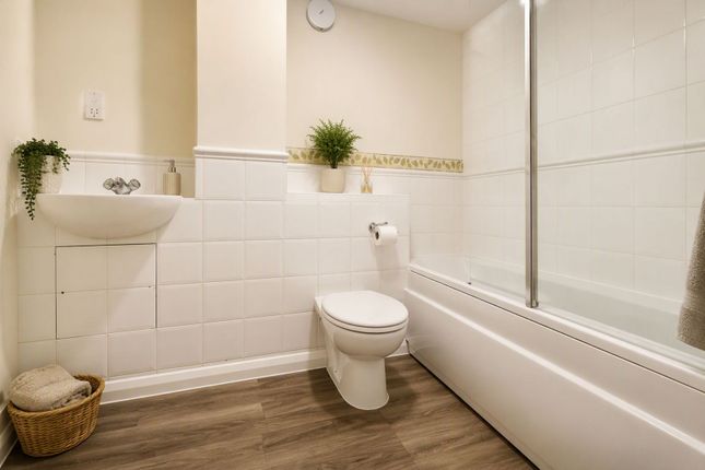 5, Surtees Close, Ashford photo 4
