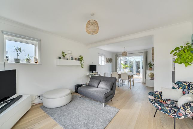 26, Peatmore Avenue, Pyrford photo 2