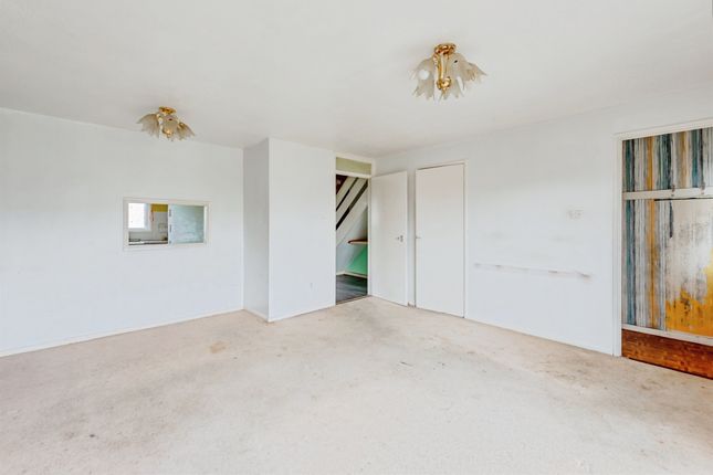 9, Apsley Court, Crawley photo 2