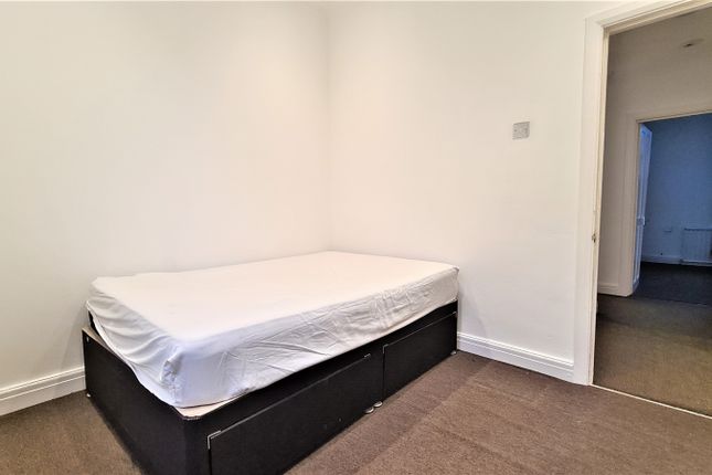 Flat for sale in Villiers Road, Isleworth