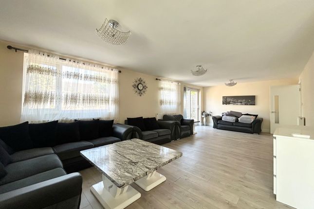 59, Milton Keynes photo 2